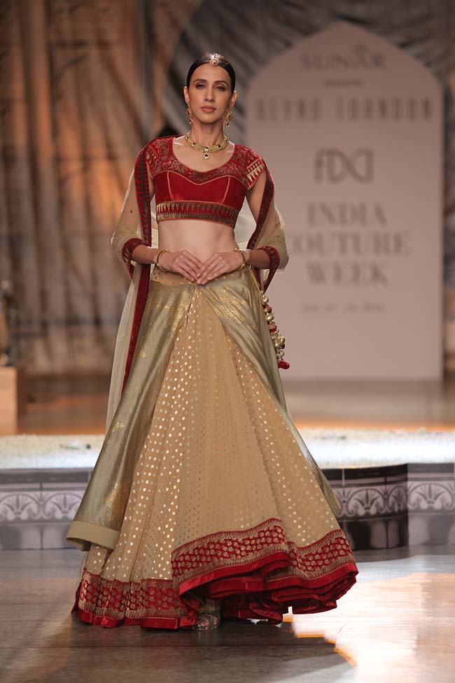 Reynu Taandon-India-Couture-Week-2016-collection-red-velvet-blouse-dotted-cream-lehenga-sheer-dupatta- (6)