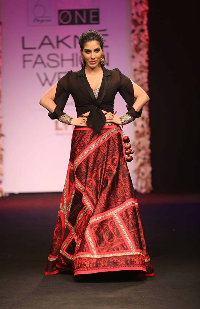 Sophie-Choudry-Sumona-Parekh-showstopper-lakme-fashion-week-LFW-winter-festive-2016-celebrity