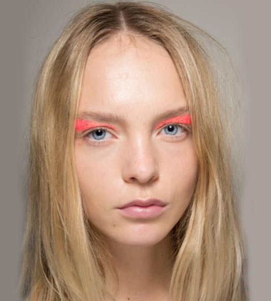 eye-shadow-giambasttista-valli-red-eye-shadow-beauty-fashion-show-impression-61-spring-2016-1