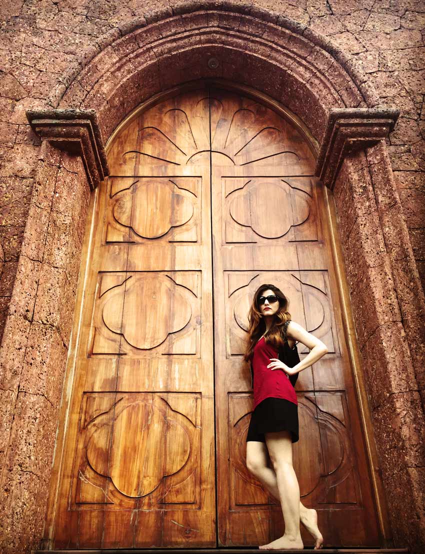 shilpa-ahuja-fashion-blogger--travel-clothes-outfit-red-top-black-shorts-vest