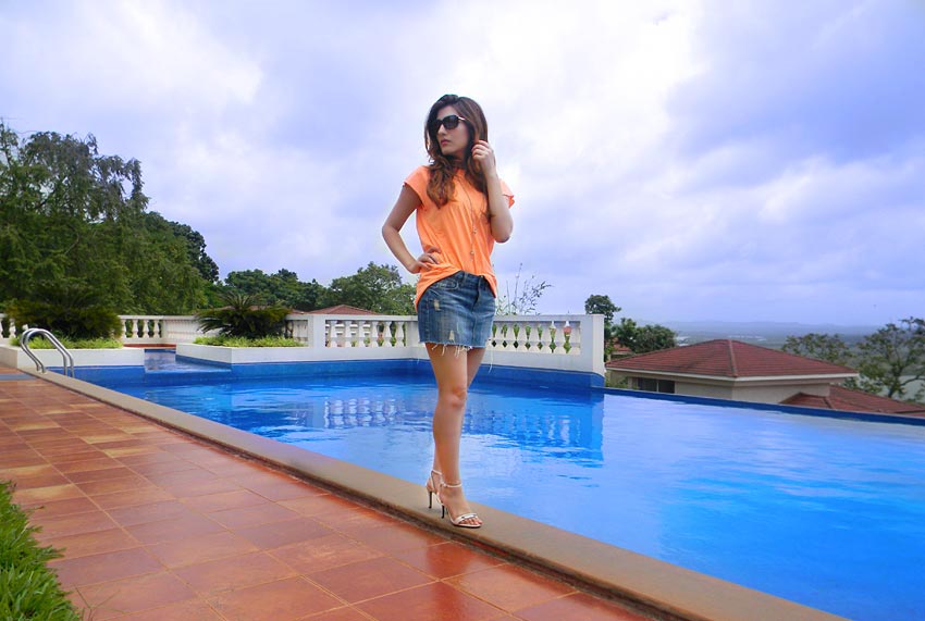 shilpa-ahuja-pool-party-outfit-denim-ripped-skirt-orange-tee-summer