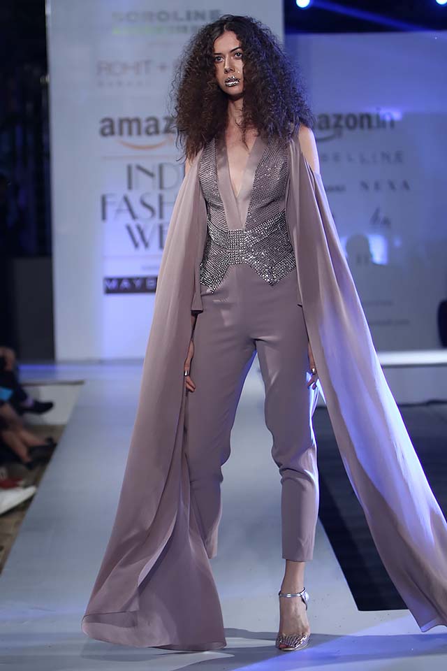 rohit-gandhi-rahul-khanna-ss17-aifw-fashion-week-spring-2017-7-crop-pants-long-veil-shoulder-cut