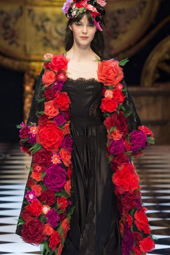 dolce-gabbana-rose-buttonless-coat-fw16-fall-winter-2016-latest-fashion-trends