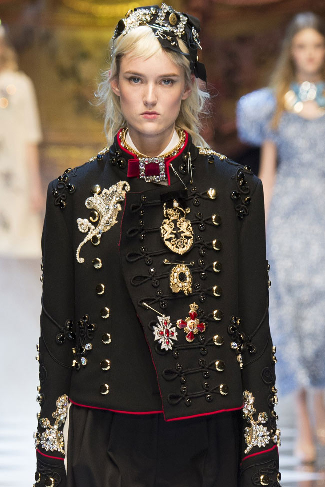 fashionable-winter-coats-dolce-and-gabbana-fall-winter-2016-17-women-black-outfit-embellished-jacket