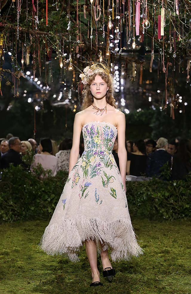 Dior-Haute-Couture-SS17-Look-31-spring-summer-2017-huge-head-band-white-dress