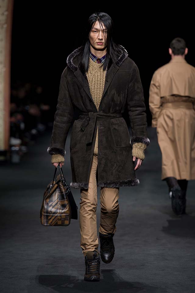 Versace_Men_FW17_ fall-winter-2017 (14)-hairstyle-sweater-bag-coat-fur