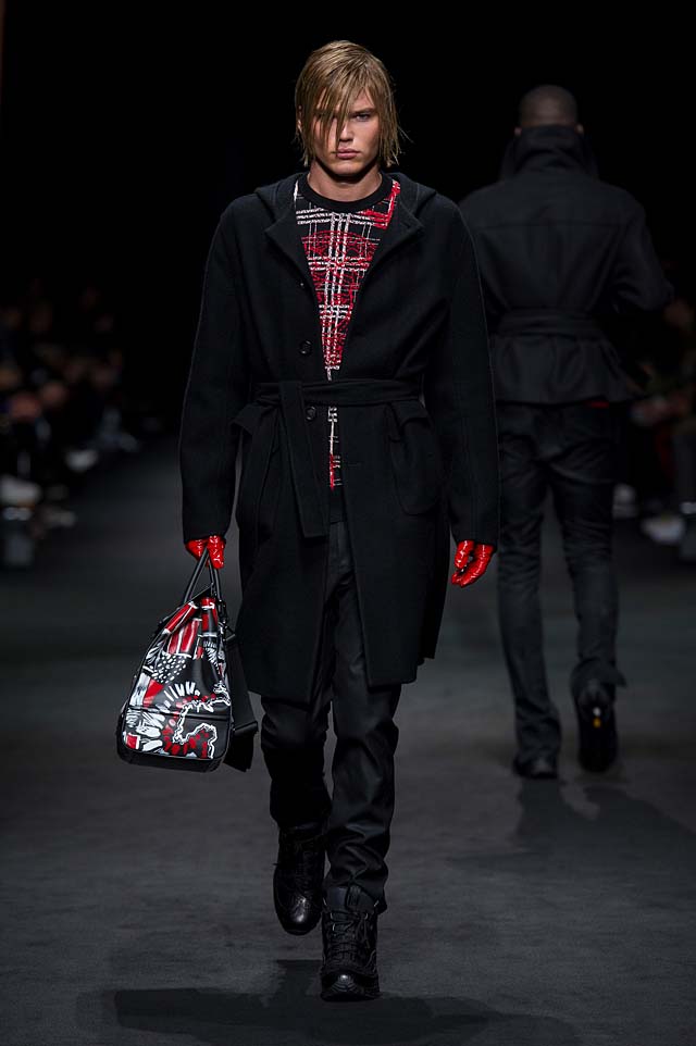 Versace_Men_FW17_ fall-winter-2017 (29)-graphic-printed-bag-red-gloves-sweater-all-black