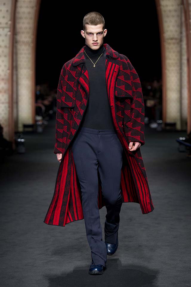 Versace_Men_FW17_ fall-winter-2017 (3)-menswear-red-coat-pants