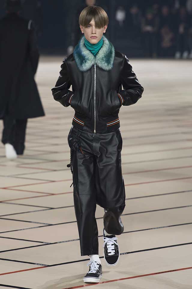 dior_fw17-fall-winter-2017-menswear-mens (18)-leather-jacket-fur-collar-sneakers-turtleneck