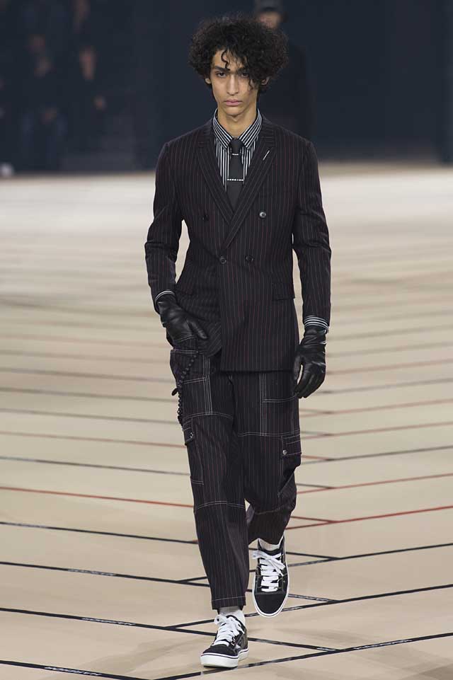 dior_fw17-fall-winter-2017-menswear-mens (5)-suits-gloves-tie-sneakers-casual-hairstyle