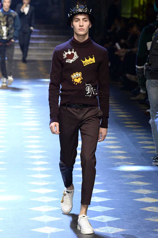 dolce-gabbana-fall-winter-2017-2018-fw17-menswear-knitted-sweater-wordings-white-sneakers-graphic
