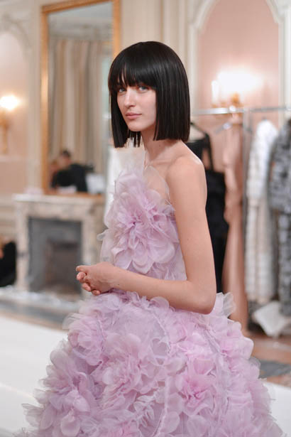 ralph-russo-spring-summer-2017-couture-behind-the-scenes-making (54)-pink-ruffled-dress