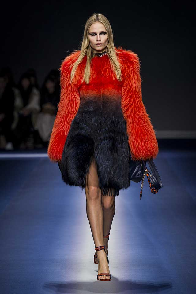Versace-fw17-rtw-fall-winter-2017-18-collection (14)-fur-red-dress