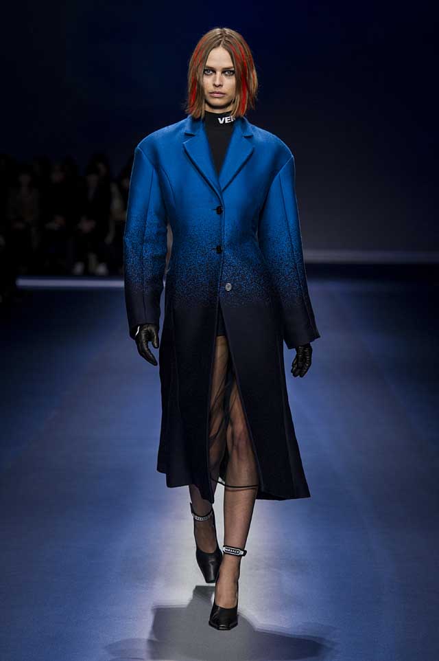 Versace-fw17-rtw-fall-winter-2017-18-collection (9)-blue-coat-gloves