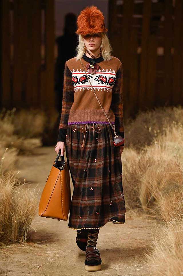 coach-fw17-rtw-fall-winter-2017-outfit-collection (10)-cloche-sweater-bag-graphic