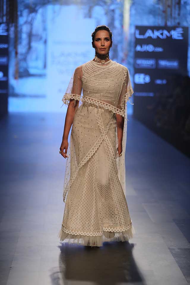 designer-tarun-tahiliani-lakme-fashion-week-2017-white-cape-embellished