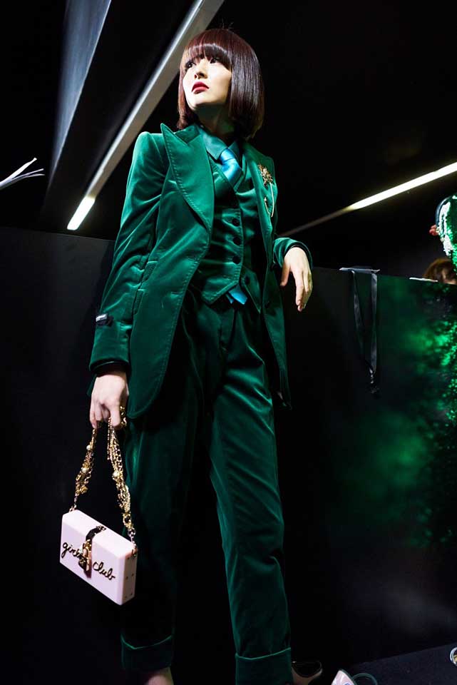 dolce-and-gabbana-fall-winter-2017-18-women-fashion-show-backstage-details (24)-green-satin-suit