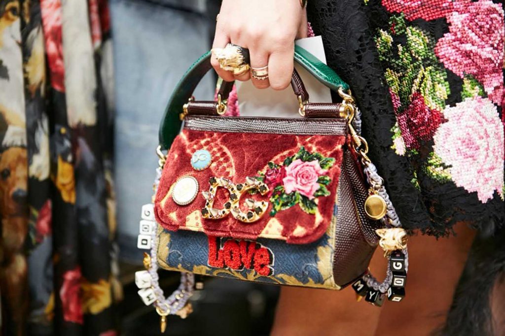 dolce-and-gabbana-fall-winter-2017-18-women-fashion-show-backstage-details (61)-graphic-prints-bag