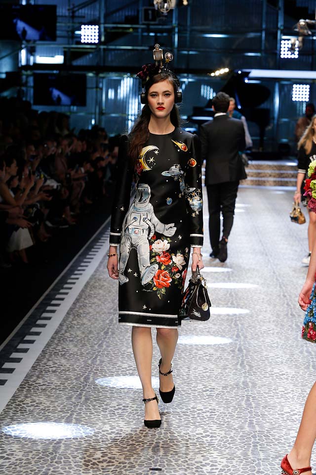 dolce-and-gabbana-fw17-rtw-fall-winter-2017-18-collection (66)-graphic-printed-dress