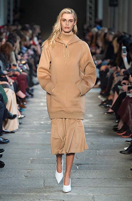 max-mara-fw17-rtw-fall-winter-2017-18-collection (32)-hoodie-shoes