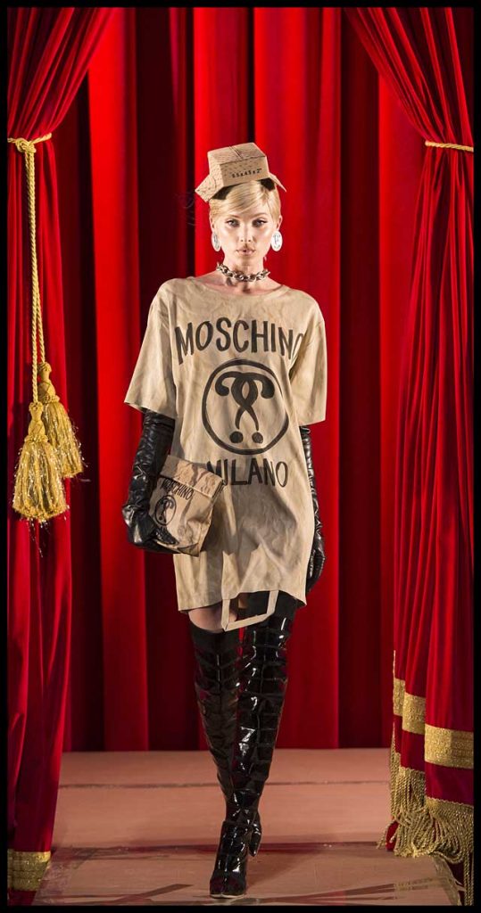 moschino-fw17-rtw-fall-winter-2017-dress-collection (4)-brown-tshirt-dress-hat