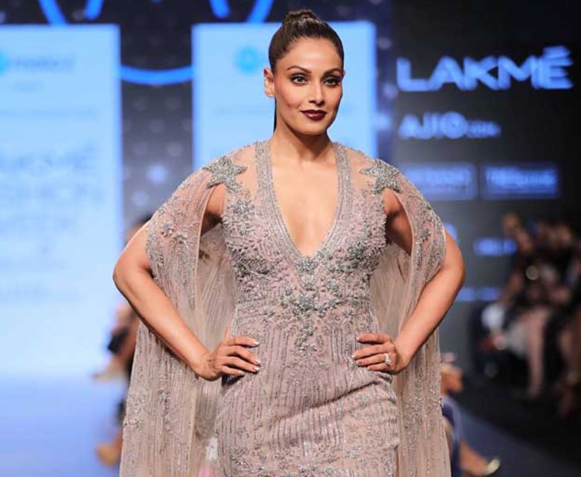 plunging-neckline-bipasha-basu-falguni-shane-peacock-lakme-fashion-week-summer-resort-2017-collection