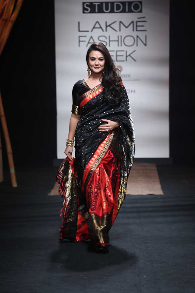 LFW preity Zinta on ramp in red black saree-m.khaskhabar.com