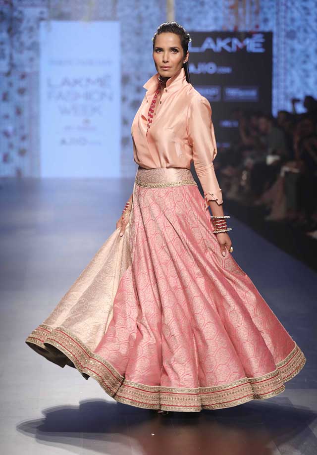 tarun-tahiliani-collection-showstopper-Padma-Lakshmi-lakme-fashion-week-2017-pink-lehenga-shirt