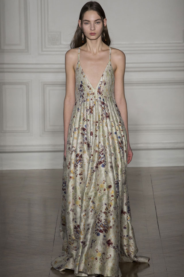 valentino-gown-trend-deep-neckline-latest-trends-spring-summer-2017-collection