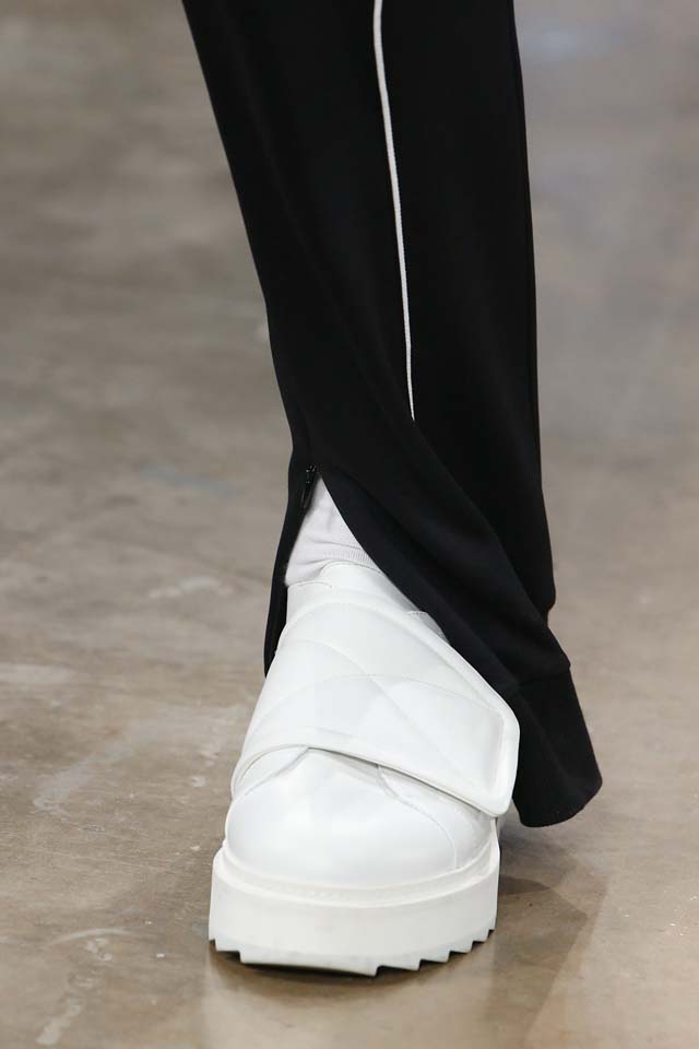 versus-versace-details-accessories-fall-winter-2017-fw17-rtw-collection (74)-white-sneakers