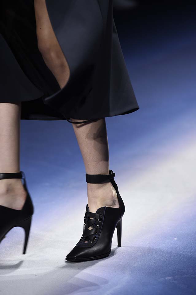 Versace-fw17-rtw-fall-winter-2017-18-accessories-details-collection (20)-black-heels