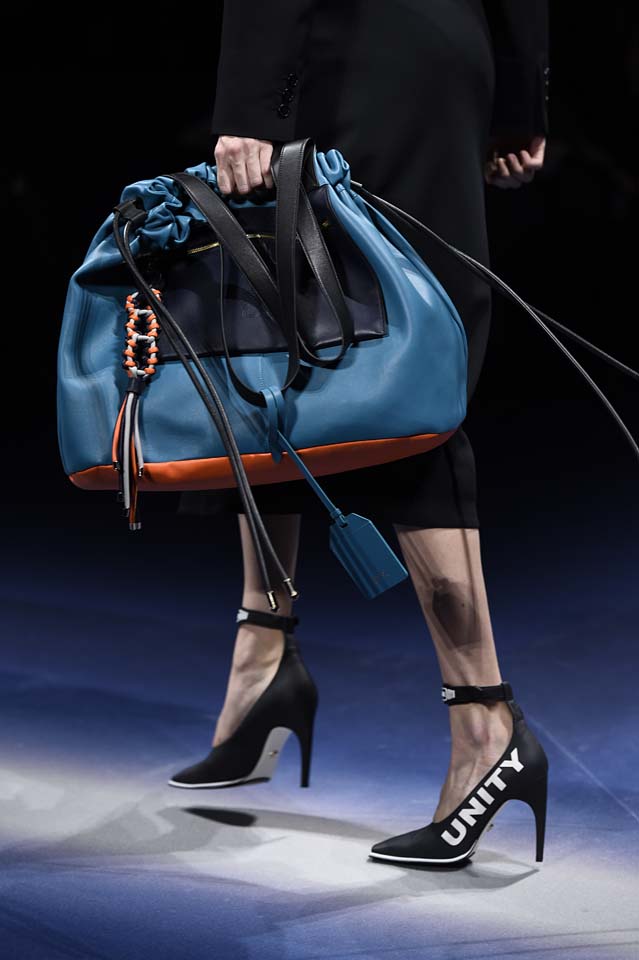Versace-fw17-rtw-fall-winter-2017-18-accessories-details-collection (3)-blue-bag