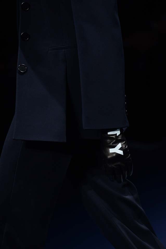 Versace-fw17-rtw-fall-winter-2017-18-accessories-details-collection (89)-gloves-text