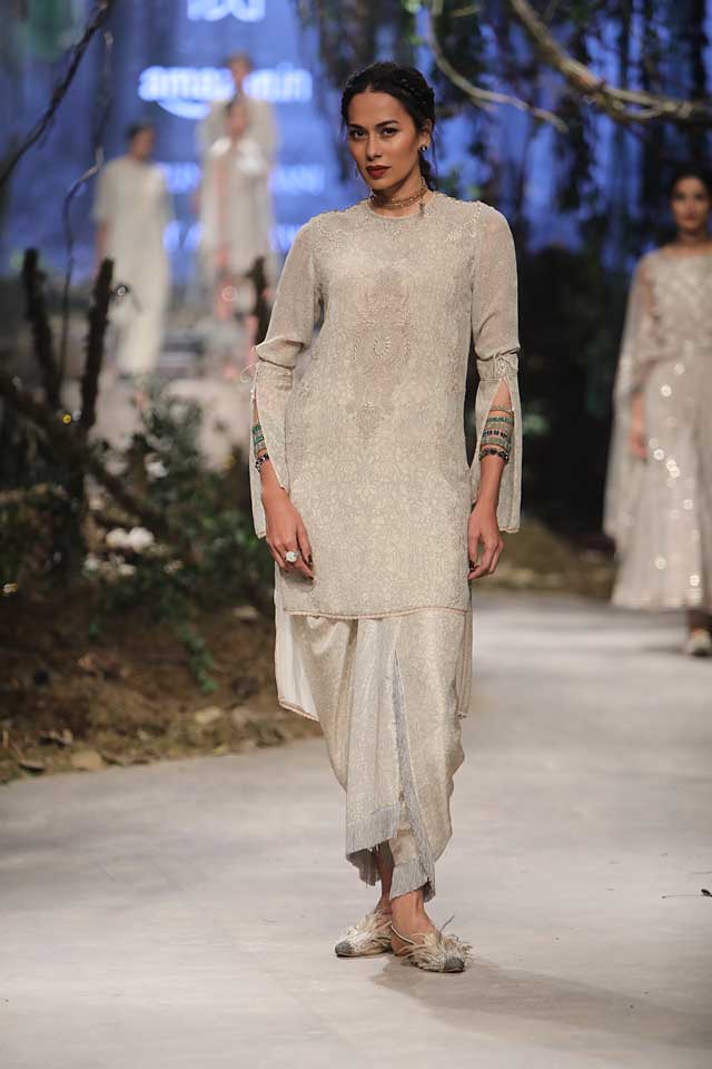 amit-aggarwal-amazon-india-fashion-week-2017-dress-indian (32)-silver-kurta-sleeves