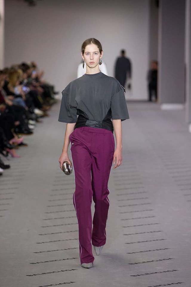 balenciaga-fw17-rtw-fall-winter-2017-18-collection (12)-pink-pant-grey-top