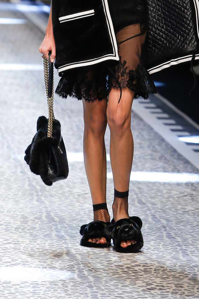 chain-strap-bags-black-fur-latest-trends-2017-dolce-gabbana-fall-winter