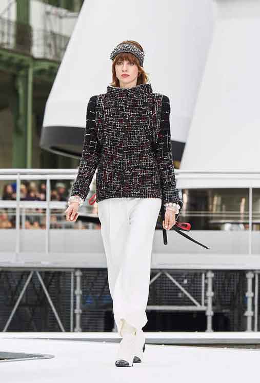chanel-fw17-rtw-fall-winter-2017-18-collection (16)-sweater-white-pant