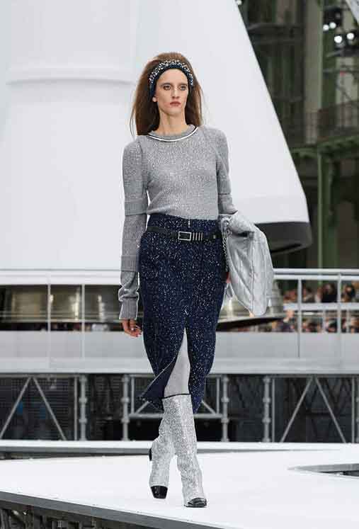 chanel-fw17-rtw-fall-winter-2017-18-collection (64)-shimmer-top-front-slit-skirt