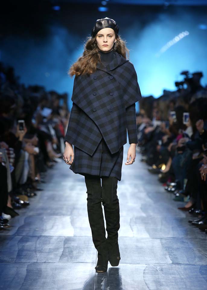 dior-fw17-rtw-fall-winter-2017-18-collection (13)-checks-asymmetric-coat