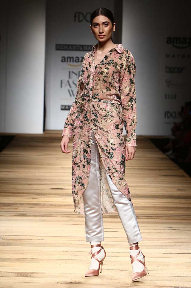 hemant-and-nandita-amazon-india-fashion-week-autumn-winter-2017-collection-aifw17 (2)-high-low-asymmetric-top-cropped-pants