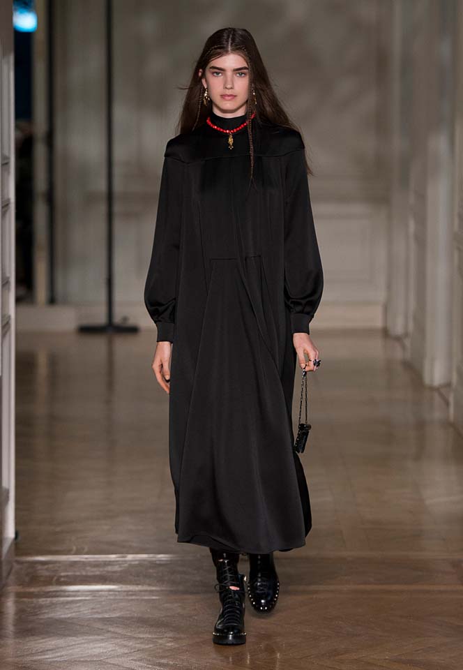 valentino-fw17-rtw-fall-winter-2017-18-collection (1)-black-dress-silk-necklace