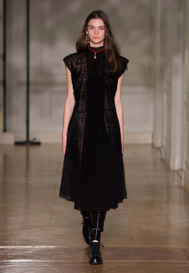 valentino-fw17-rtw-fall-winter-2017-18-collection (39)-black-dress