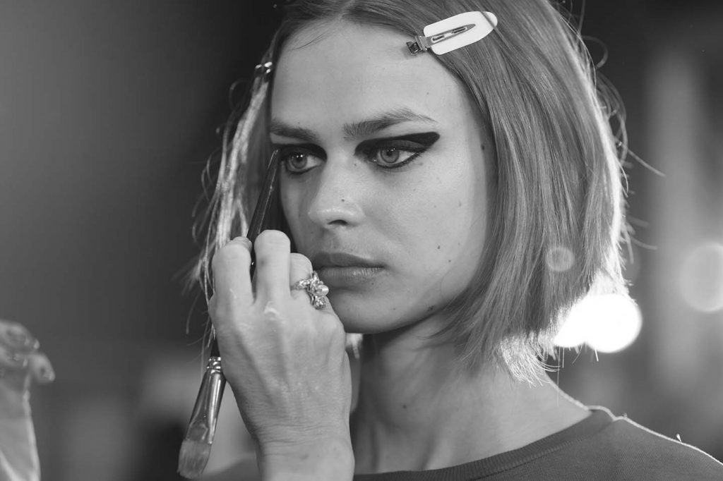 versace-fw17-rtw-fall-winter-2017-backstage-beauty-makeup-looks (172)