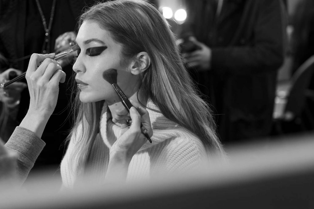 versace-fw17-rtw-fall-winter-2017-backstage-beauty-makeup-looks (182)