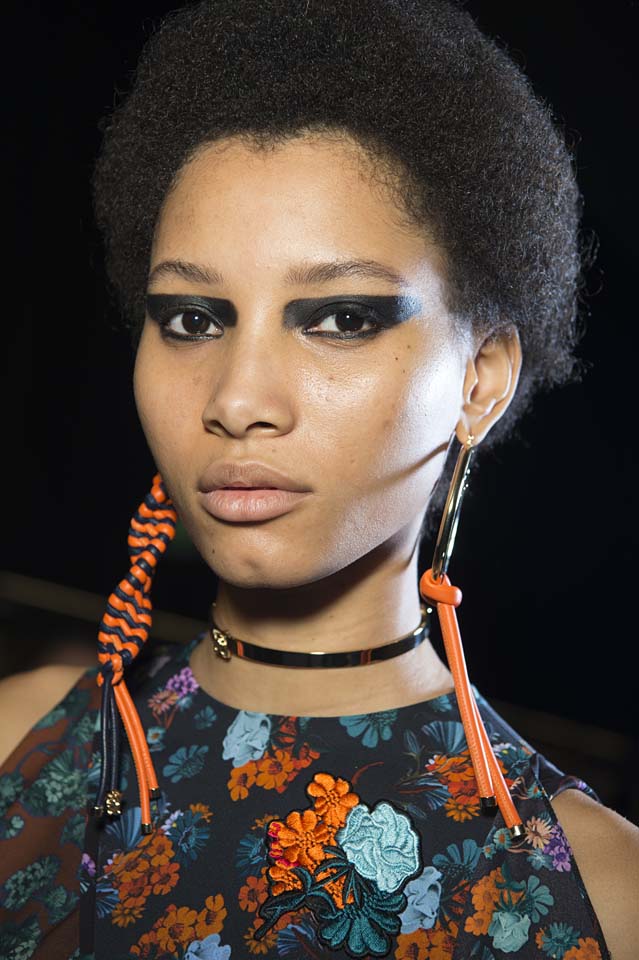 versace-fw17-rtw-fall-winter-2017-backstage-beauty-makeup-looks (4)