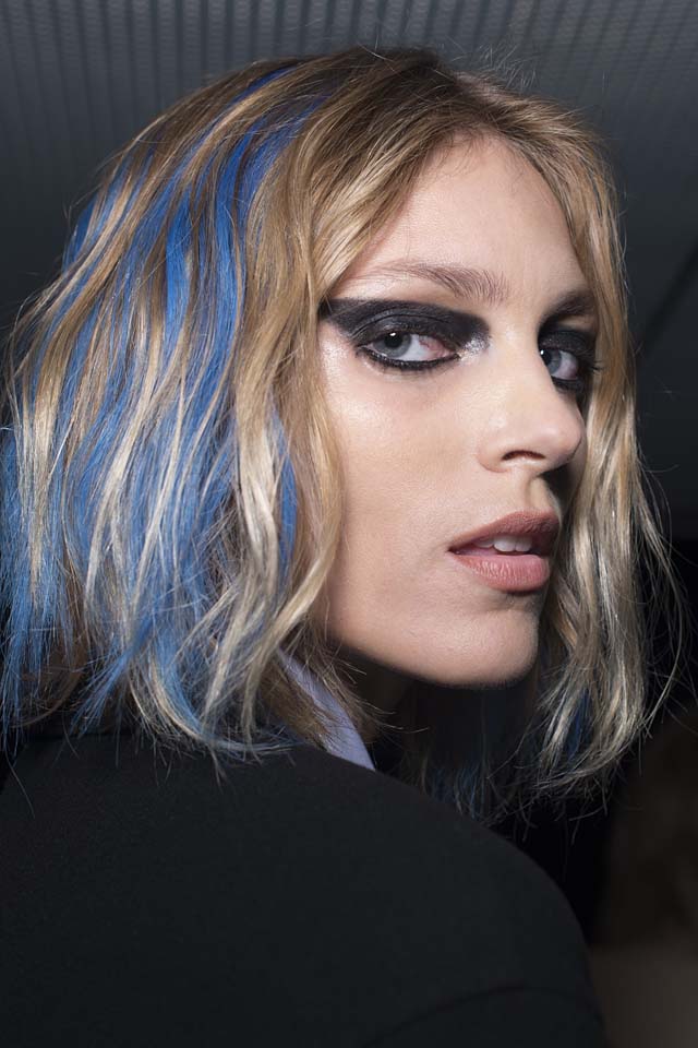 versace-fw17-rtw-fall-winter-2017-backstage-beauty-makeup-looks (9)-blue-streaks