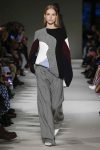 victoria-beckham-fw17-rtw-fall-winter-2017-18-collection (21)-sweater-loose-trousers-grey