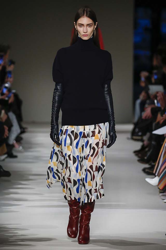 victoria-beckham-fw17-rtw-fall-winter-2017-18-collection (9)-printed-skirt-long-gloves