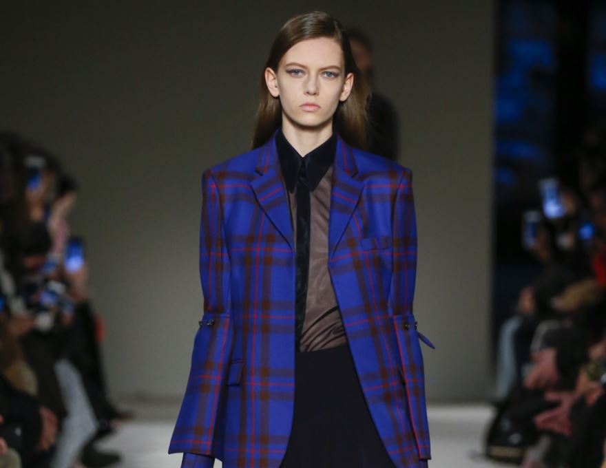 Victoria Beckham Autumn Winter 2017-victoria-beckham-fw17-rtw-fall-winter-2017-18-collection-blue-checkered-coat-forma-casual-wear