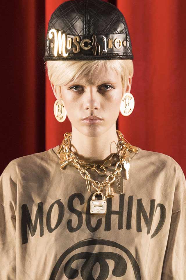 chain-necklace-latest-jewelry-trends-for-fall-2017-gold-moschino